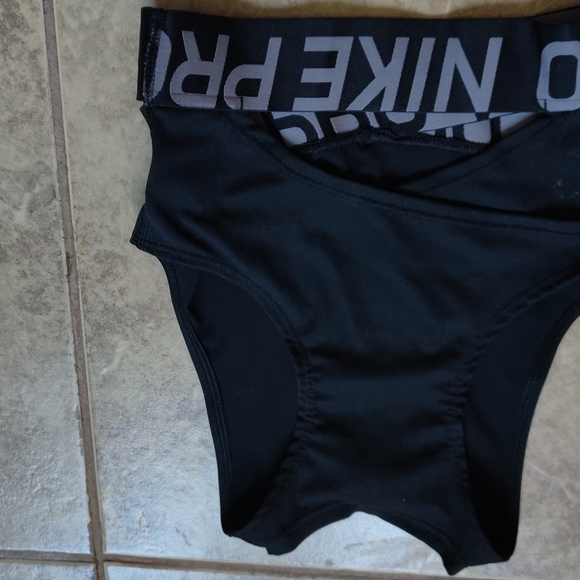 Nike top - Picture 2 of 2